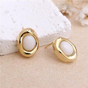 🤍 Vintage White Stud Earrings – 14K Gold Plated Retro Classic Bazel Setting